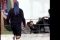 El atacante un musulmán ciudadano sirio con "estatus de refugiado legal" arrestado "con delicadamente" por la policía francesa al parecer no tienen las bolas de darle su merecido a los delincuentes que "no comen jamón".